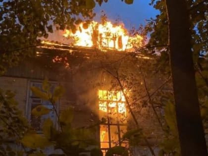 В Архангельске горела расселенная "деревяшка" на Ломоносова