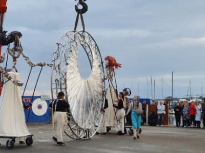 Сказка на кране: фестиваль уличных театров открылся воздушным перфомансом