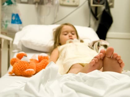 В Госдуму внесен законопроект о праве родителей бесплатно находиться в больнице с детьми до 8 лет