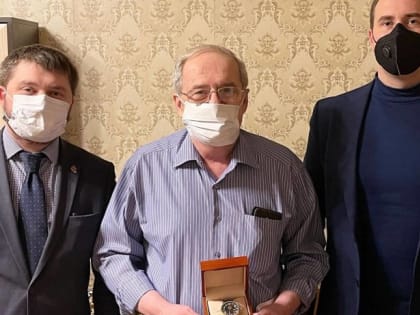 Ветерану движения студотрядов Виктору Буркатовскому вручены именные часы губернатора Архангельской области