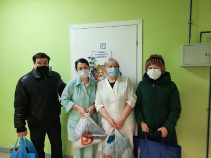 Жители посёлка Куликово передали одежду для малоимущих пациентов терапевтического отделения Красноборской ЦРБ