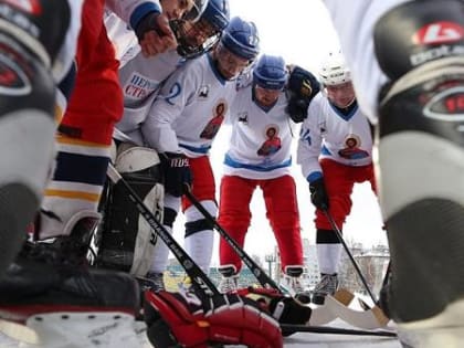 В Архангельске в ходе ветеранского турнира по бенди священники обыграли чиновников