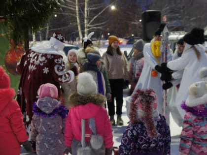 В Коряжме сегодня зажглась огнями главная новогодняя елка