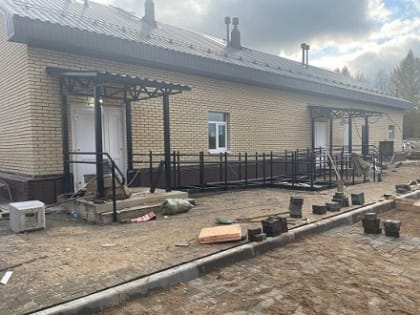 Под Каргополем благоустраивают территорию возле нового ФАПа