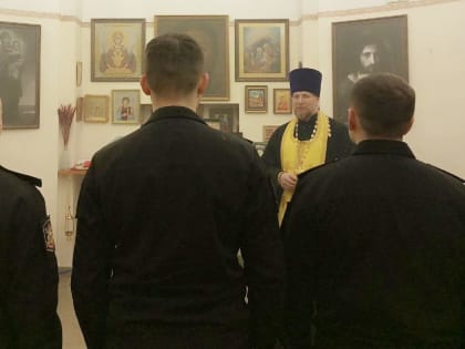 Священник Петр Кузнецов благословил воинов подводников образом святого Георгия Победоносца