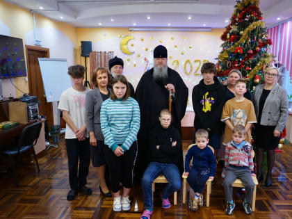 Митрополит Корнилий вручил подарки воспитанникам центра «Лучик» в Архангельске