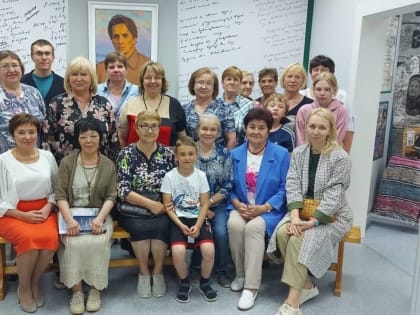 Жители Верколы Пинежского района встретились с известным скульптором Надеждой Шек