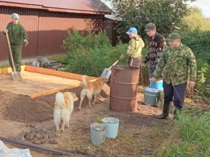 В деревне Усть-Ваге Виноградовского округа ремонтируют памятник