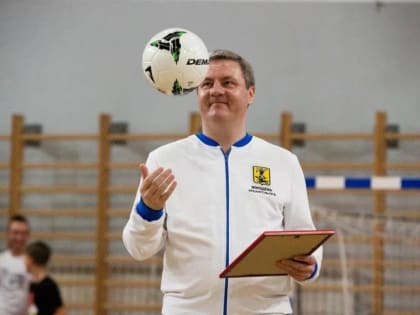 Фото дня: глава Архангельска Морев показал городу жонглёрство с мячом круче Марадоны