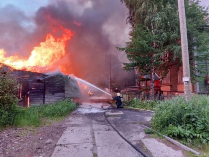 Сложный пожар в центре Архангельска локализован: угроза перехода огня на жилые дома снята