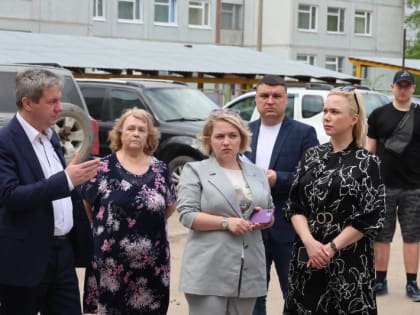 Дмитрий Морев обсудил план ремонта дворов с жителями Октябрьского округа