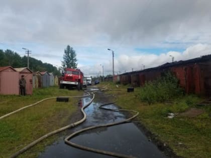 При пожаре в ГСК на Яграх повреждены два автомобиля