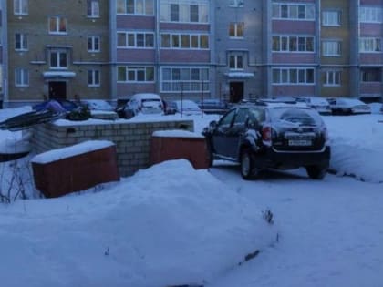 Вывозить мусор мешают припаркованные автомобили