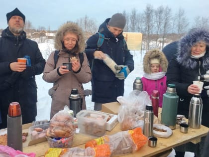 Прихожане архангельского Успенского храма на святках помолились в деревенской церкви XVII века