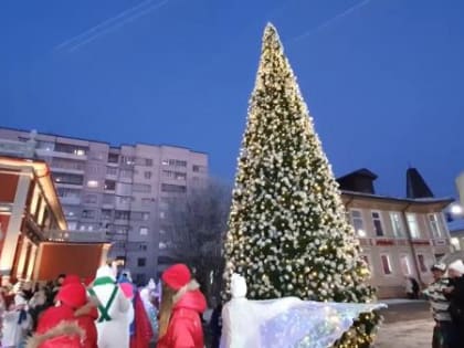 В Архангельске зажгли первую новогоднюю ёлку