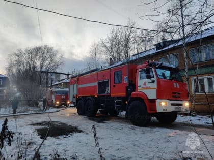 В Архангельске ликвидирован пожар в двухэтажном деревянном жилом доме
