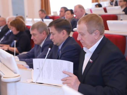 В рамках правчаса депутаты облсобрания  обсудили на сессии вопросы переселения северян из аварийного жилья.