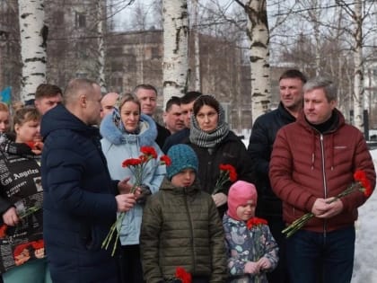 На площади Памяти в Архангельске возложили цветы к стихийному мемориалу