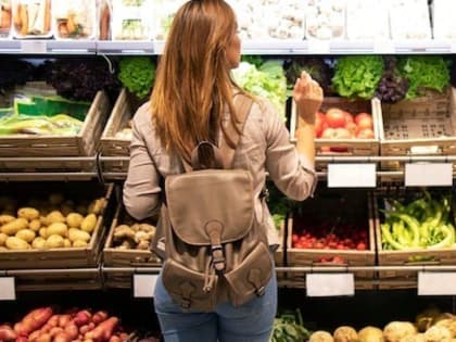 Аналитик назвал сроки максимального снижения цен на продукты в России