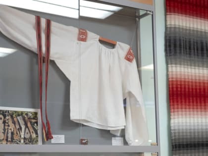 «Свет в окошке»: авторские работы народного мастера из Вельска представлены на выставке в Доме народного творчества