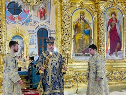 Митрополит Корнилий в праздник Введения во храм Пресвятой Богородицы совершил Литургию в Михаило-Архангельском соборе
