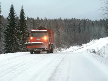 После метели дорожные службы продолжают активную работу, чтобы обеспечить безопасное движение на местных и областных дорогах