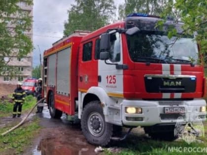 В Северодвинске горел расселенный деревянный дом