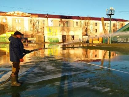 На архангельском стадионе «Труд» начали заливать лед