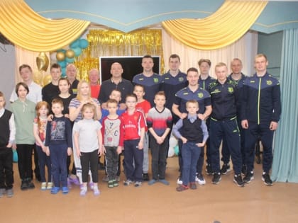 Хоккеисты «Водника» посетили ребят из детского дома