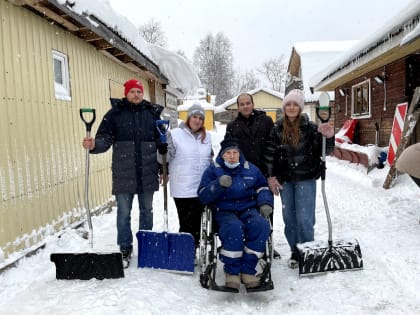 Архангельские молодогвардейцы помогли ветеранам ВОВ с уборкой снега