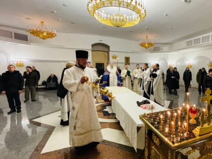 Митрополит Корнилий совершил заупокойное богослужение в канун Димитриевской родительской субботы