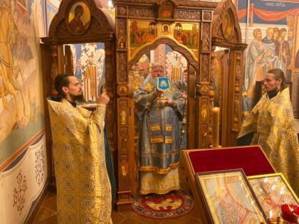 Митрополит Корнилий совершил Литургию в праздник Иверской иконы Божией Матери