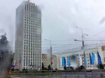 Проливной дождь внес коррективы в уличные мероприятия в Архангельске