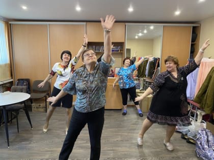 Инструкторы осваивают методику танца