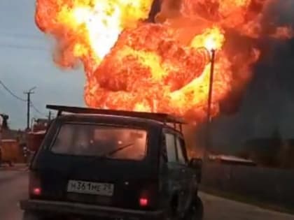 В Котласе гигантский столб пламени поднялся после взрыва газового баллона в машине