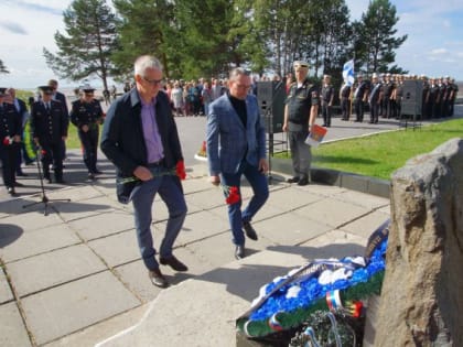 Депутаты почтили память экипажа подводного крейсера «Курск»