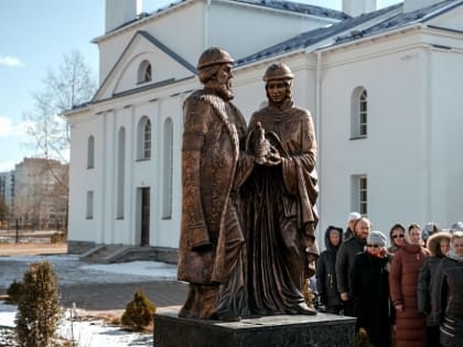 В Северодвинске освятили памятник святым благоверным князьям Петру и Февронии