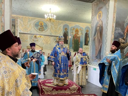 Митрополит Корнилий совершил всенощное бдение в канун праздника Казанской иконы Божией Матери