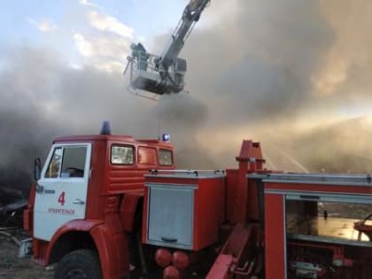Очередная расселённая «деревяшка» полыхала в Архангельске