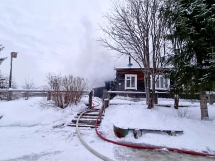 В Котласском районе сгорели двухквартирный дом, гараж и автомобиль