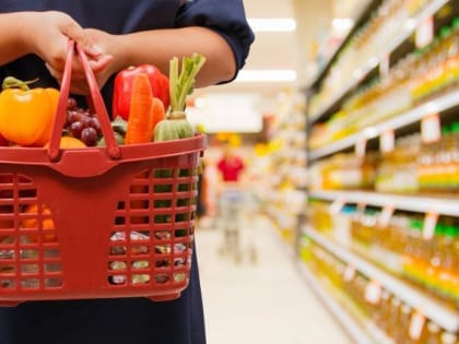 Житель Архангельска выбежал с неоплаченной корзиной продуктов из магазина, но его оперативно задержал участковый