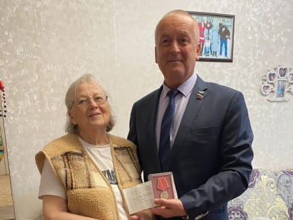 В Архангельской области продолжается вручение нагрудных знаков и удостоверений детям войны