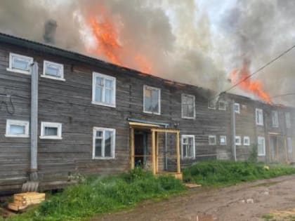 В Архангельской области вспыхнул жилой деревянный дом: он был признан аварийным