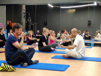 Преподаватель САФУ Джавахар Бхагват провел открытый мастер-класс по йоге