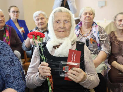 50 жителям Двиноважья вручили первые знаки "Дети войны"