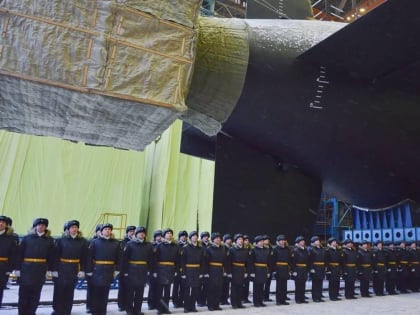 Ракетоносец «Генералиссимус Суворов» вывели из эллинга на «Севмаше»