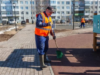 Дворники работают на общественных территориях