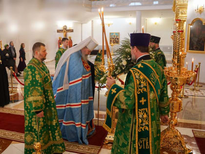 Митрополит Корнилий в канун Вербного воскресенья совершил всенощное бдение в Михаило-Архангельском соборе