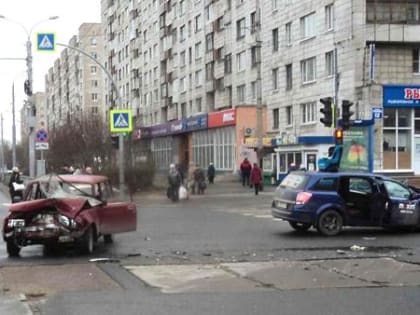 Три человека получили травмы в ДТП на оживленном перекрестке в Архангельске