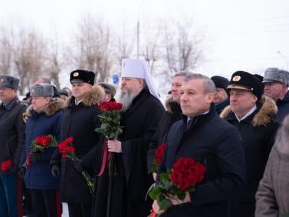 Митрополит Корнилий в День защитника Отечества возложил цветы к монументу Победы в Архангельске